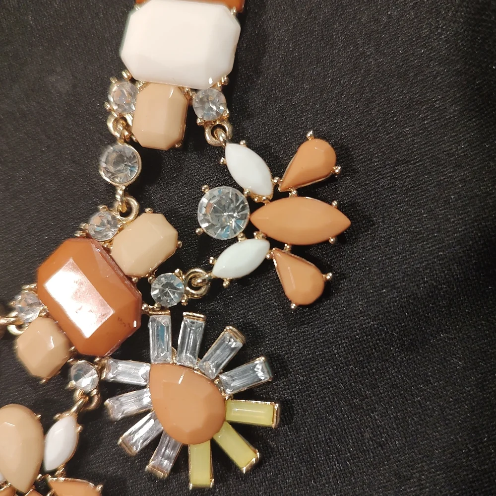 Daisy Angel necklace. New. - Picture 10 of 14